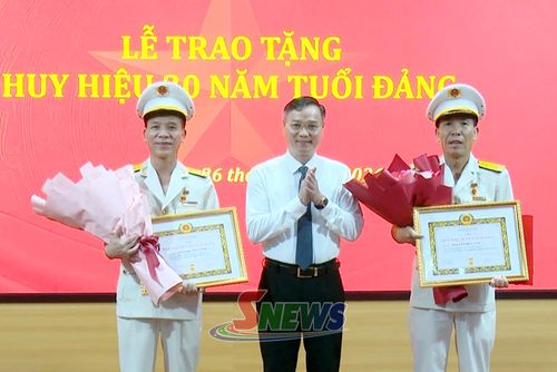 Lãnh đạo Đảng ủy UBND tỉnh trao tặng Huy hiệu 30 năm tuổi Đảng cho đảng viên Nguyễn Đức Tài và Trần Quang Vinh.