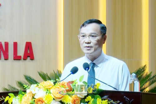 Đồng chí Phó Bí thư Đảng ủy UBND tỉnh phát biểu chúc mừng 2 đảng viên nhận Huy hiệu 30 năm tuổi Đảng.