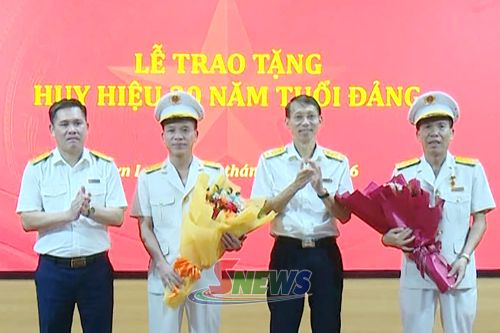 Lãnh đạo Đảng ủy Thuế tỉnh Sơn La tặng hoa chúc mừng đảng viên Nguyễn Đức Tài và Trần Quang Vinh.