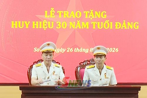 Đảng viên nhận Huy hiệu 30 năm tuổi Đảng thực hiện nghi thức ký Sổ tặng Huy hiệu Đảng của Đảng bộ.