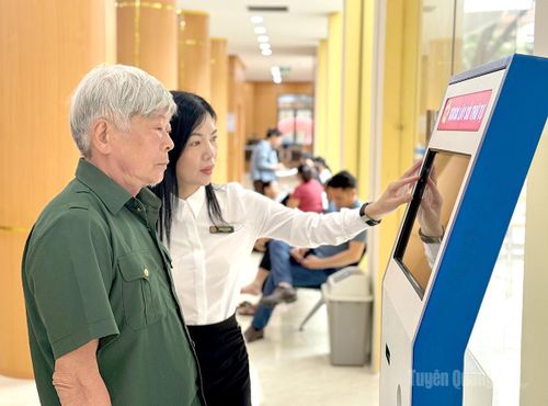 Người dân được hỗ trợ thực hiện giao dịch các thủ tục trên môi trường số tại Trung tâm Phục vụ hành chính công của tỉnh.