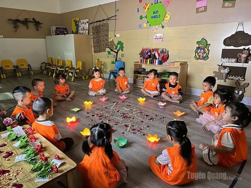 Học sinh Trường Mầm non Song ngữ Ngôi sao Việt trải nghiệm thắp đèn hoa đăng Mùa Vu Lan.