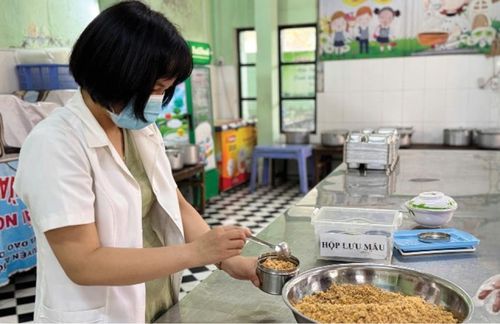 Thực hiện các quy trình bảo đảm an toàn bữa ăn bán trú trong trường học.