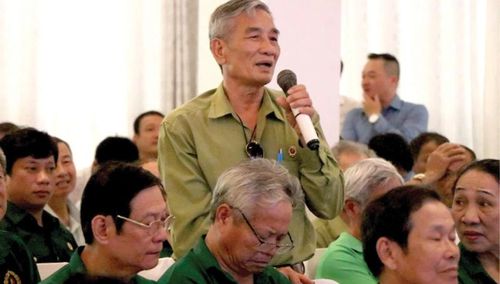 Người dân trao đổi ý kiến tại hội nghị "Tháng nghe dân nói" được Ủy ban MTTQ Việt Nam thành phố tổ chức.