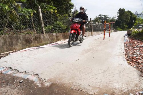 Người dân mở đường tạm để lưu thông chờ dự án triển khai.