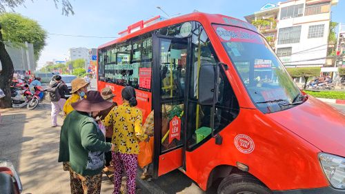 Trong các khung giờ cao điểm, phải đảm bảo phương tiện phục vụ người dân.