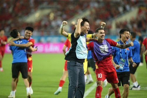 HLV Kim Sang-sik cùng học trò ăn mừng chức vô địch AFF Cup lần thứ hai liên tiếp (Ảnh: S.N). 