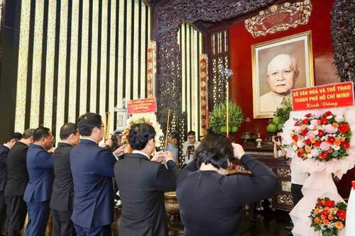 Lãnh đạo TP.HCM dâng hương, tưởng niệm Chủ tịch Tôn Đức Thắng.