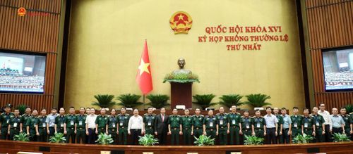 Các đại biểu chụp ảnh lưu niệm bên lề kỳ họp. Ảnh: Lâm Hiển
