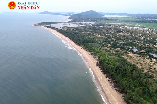 Bãi tắm Bến Hèn có bãi cát trải dài, nước biển trong xanh hiền hòa