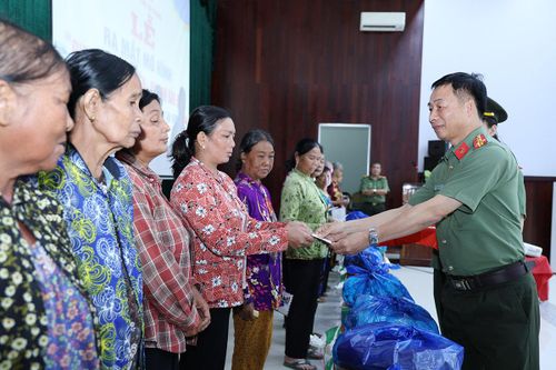 Phó Giám đốc Công an tỉnh An Giang, Đại tá Đào Hải Đăng tặng quà đến các hộ dân tộc Khmer khó khăn. Ảnh: Tiến Tầm