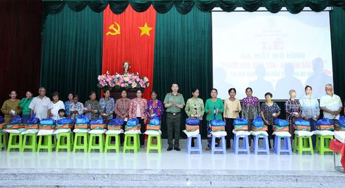 Dịp này, Công an tỉnh An Giang trao tặng 50 phần quà đến các hộ gia đình dân tộc Khmer có hoàn cảnh khó khăn. Ảnh: Tiến Tầm