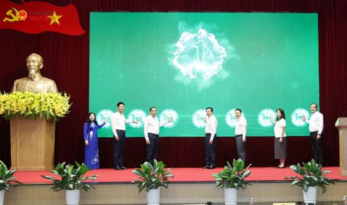 Lãnh đạo tỉnh Lào Cai bấm nút ra mắt Ứng dụng Du lịch thông minh Lào Cai Tour. Ảnh: An Nhiên