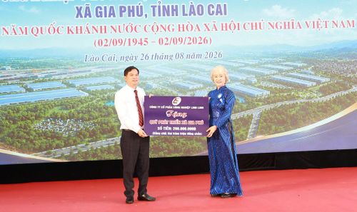 Đại diện Công ty CP Công nghiệp Linh Linh phát biểu và trao tặng Quỹ phát triển xã Gia Phú.