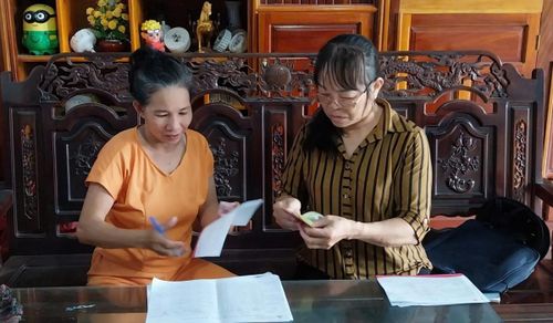 Tổ TK&VV ở thôn 3, xã Đạ Tẻh 2 do La Thị Thanh làm (phải) làm tổ trưởng hiện có 42 tổ viên với tổng dư nợ 4,518 tỷ đồng…