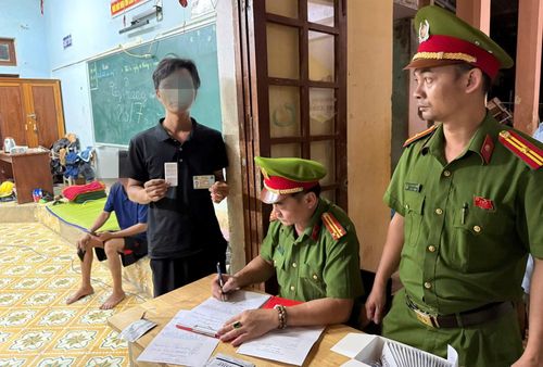  Công an xã biên giới Avương tổ chức test nhanh ma túy cho người lao động, công nhân hoạt động trên địa bàn xã 