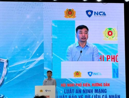 Trung tướng Lê Xuân Minh phát biểu khai mạc Hội nghị phổ biến, hướng dẫn Luật An ninh mạng và Luật Bảo vệ dữ liệu cá nhân sáng 21/8 tại Hà Nội.