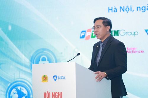 Thượng tá, Thạc sĩ Nguyễn Đình Đỗ Thi trình bày những nội dung trọng tâm của Luật Bảo vệ dữ liệu cá nhân và Nghị định số 356/2025/NĐ-CP tại hội nghị