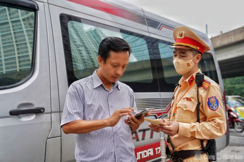 Hàng chục trường hợp được tổ CSGT dừng kiểm tra.