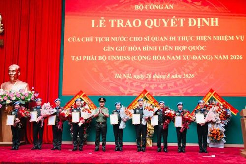 Thừa ủy quyền của Chủ tịch nước, Thứ trưởng Bộ Công an Phạm Thế Tùng trao quyết định cử Tổ Công tác số 9 đi thực hiện nhiệm vụ GGHB LHQ tại Phái bộ UNMISS, Cộng hoà Nam Sudan.