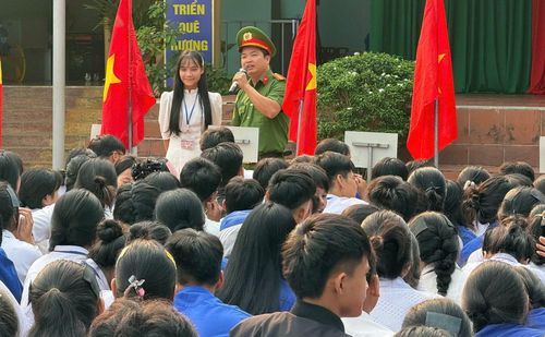 Công an xã Nam Trà My đẩy mạnh tuyên truyền pháp luật tại các trường học trên địa bàn.