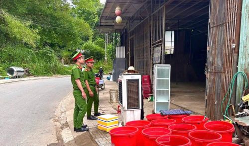 Công an xã Nam Trà My bám cơ sở, tuyên truyền, vận động người dân đảm bảo trật tự, an toàn giao thông đường bộ.