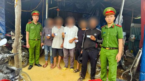 Công an xã Nam Trà My test nhanh ma túy cho công nhân, người lao động làm việc trên địa bàn.