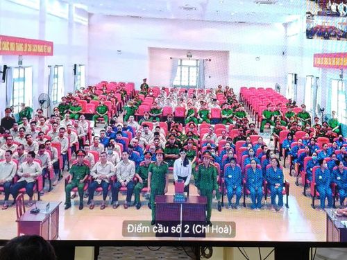 Bị cáo An Tây và lời khai (bằng văn bản) được trình chiếu tại tòa.