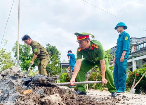 Công an xã Cái Nước cùng lực lượng ANTT cơ sở và Dân quân hỗ trợ đắp nền làm nhà cho bà Lý Cẩm Miền, ngụ ấp Cái Nước.