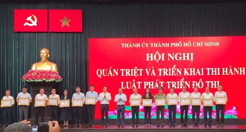  Phó Bí thư Thường trực Thành ủy TP Hồ Chí Minh Lê Quốc Phong và Chủ tịch UBND TP Hồ Chí Minh Nguyễn Văn Được trao Bằng khen các tập thể. 