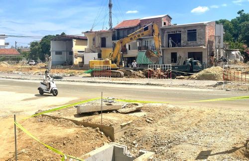Dự án mở rộng đường Nguyễn Hoàng chậm tiến độ gây ảnh hưởng đến việc đi lại và cuộc sống của người dân.