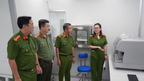 Các đại biểu tham quan Phòng giám định ADN.