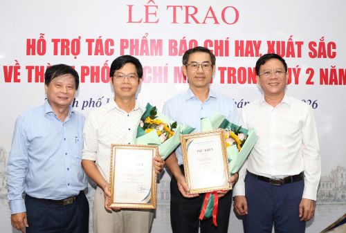Phóng viên Phú Lữ và Nguyễn Cảnh tại buổi lễ.