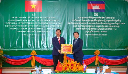 Đồng chí Lê Văn Phước, Phó Chủ tịch UBND tỉnh, Trưởng Ban Chuyên trách tỉnh An Giang trao quà tặng đại diện Ban Chuyên trách tỉnh Kép.