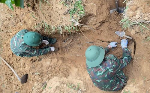 Lực lượng chức năng tìm kiếm, cất bốc thêm được 4 hài cốt liệt sĩ tại phường Quảng Trị.