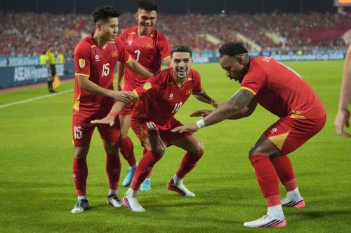 Các cầu thủ Việt Nam ăn mừng bàn gỡ hoà 1-1.