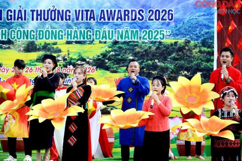 Chào mừng đón nhận giải thưởng "Làng du lịch cộng đồng hàng đầu năm 2025". Ảnh: Quốc Hồng