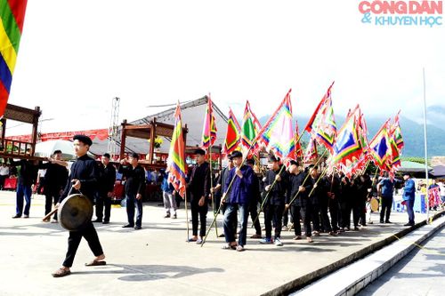 Tưng bừng khai hội Đền Nghĩa Đô tri ân công đức các chúa Bầu. Ảnh: Quốc Hồng