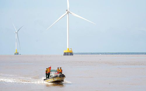 Cán bộ, chiến sĩ Ðồn Biên phòng Gành Hào tuần tra trên biển.