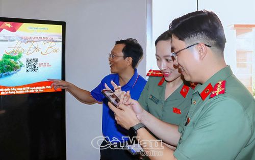 Cán bộ, chiến sĩ Công an tỉnh Cà Mau sử dụng Bản đồ số Di tích lịch sử Quốc gia Hòn Đá Bạc bằng cách quét mã QR-code nhanh chóng và tích hợp cao.