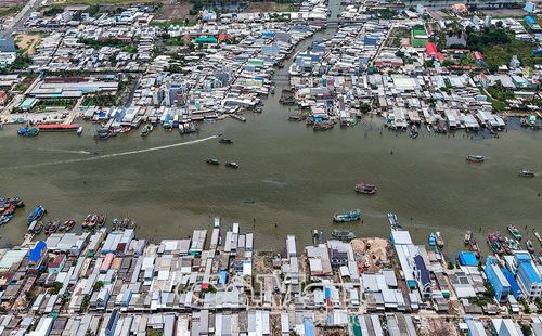 Ðô thị động lực phía bờ Tây - Sông Ðốc (xã Sông Ðốc) với thế mạnh khai thác và dịch vụ hải sản, góp phần quan trọng vào tăng trưởng chung của tỉnh.