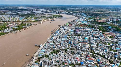 Ðô thị Gành Hào (xã Gành Hào) phấn đấu trở thành đô thị loại III với đơn vị hành chính cấp phường. Ðây là đô thị với trụ cột phát triển kinh tế biển phía Ðông trong trục hành lang kinh tế Ðông - Tây.