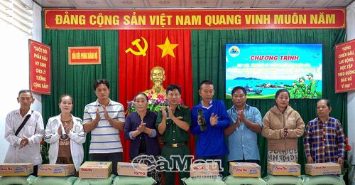 Trao 100 suất quà cho các hộ gia đình có hoàn cảnh khó khăn.