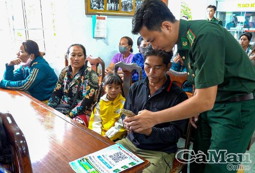 Cán bộ Đồn Biên phòng Khánh Hội hướng dẫn người dân đăng nhập ứng dụng “Hòm thư tố giác tội phạm ẩn danh” của đơn vị, để chủ động phòng chống tội phạm.