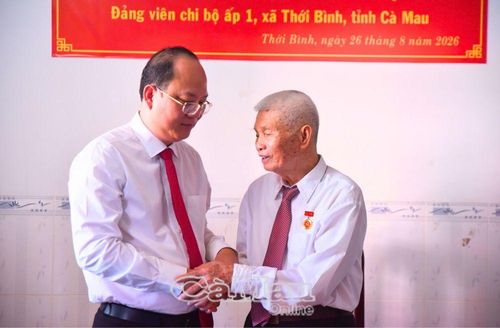 Đồng chí Phạm Văn Hựu bày tỏ sự xúc động khi nhận Huy hiệu Đảng dịp Quốc khánh 2/9.