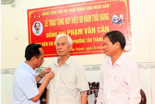 Phó Bí thư Tỉnh uỷ, Chủ tịch HĐND tỉnh Phạm Văn Thiều trân trọng trao Huy hiệu 60 năm tuổi Đảng đến đảng viên Phạm Văn Cận.