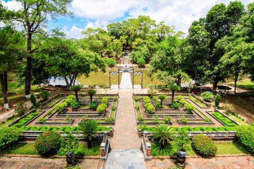 Lăng Minh Mạng gây ấn tượng bởi sự kết hợp hài hòa giữa kiến trúc, hồ nước và cảnh quan cây xanh, phù hợp với nhịp tham quan chậm vào đầu giờ chiều. Ảnh: Trung tâm Bảo tồn Di tích Cố đô Huế.