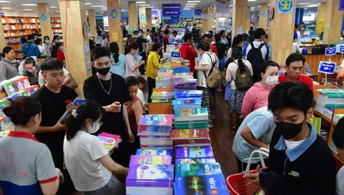 Việc bổ sung nguồn sách được kỳ vọng giúp giảm áp lực tại các nhà sách trong những ngày cuối tháng 8