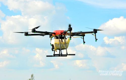 Trình diễn gieo sạ lúa bằng drone tại xã Châu Phú (An Giang) trong ngày hội xuống giống vụ thu đông 2026. Ảnh: Lê Hoàng Vũ.