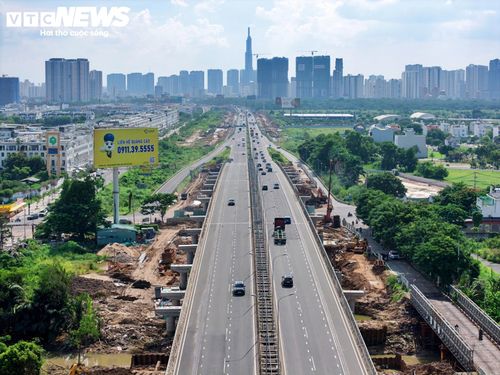 Theo phương án đề xuất, tuyến đường sắt có khoảng 34,6 km đi trên cao, 11 km đi ngầm, phần còn lại là các đoạn chuyển tiếp và đi trên mặt đất. Toàn tuyến dự kiến bố trí 18 ga, gồm 16 ga trên cao và 2 ga ngầm.